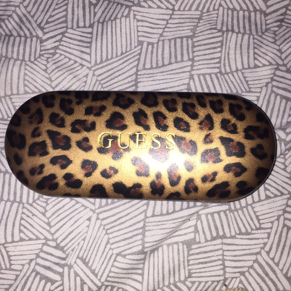 Guess’s glasses case and cleaner